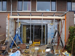 Muren plaatsen en start met metselen buitenmuren