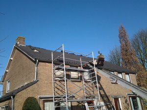Aanbrengen nieuwe dakpannen